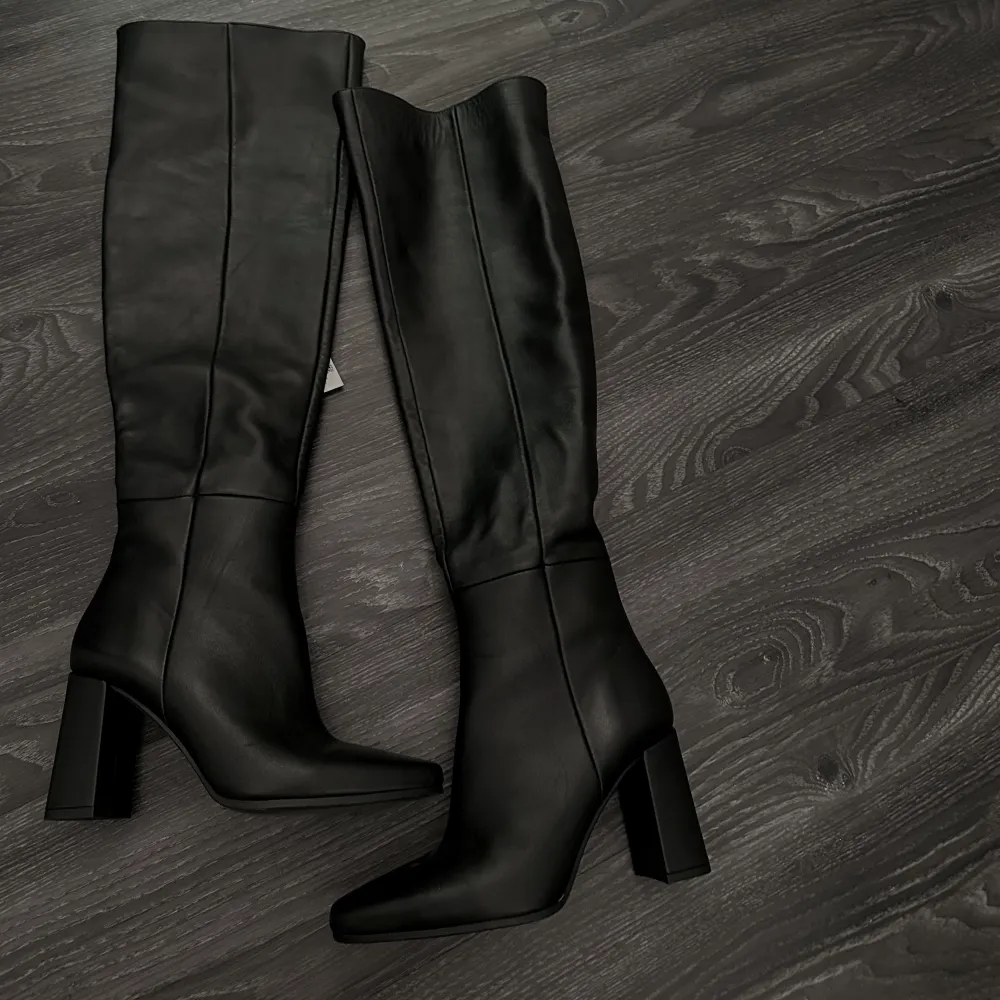 Oanvända pga fel storlek. Knähöga boots i läder från Zara💕ord. Pris 129€/ 1473 SEK . Skor.