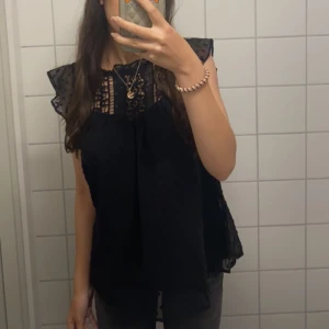 Svart blus  - Svart blus med spets. Säljer då den inte används. Använt ett fåtal gånger och är inte alls sliten. Skriv för fler bilder 