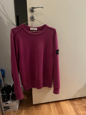 Stone island sweatshirt - I bra skick, använd men inga fläckar eller sådant  Storlek S Säljer för 1000 kr