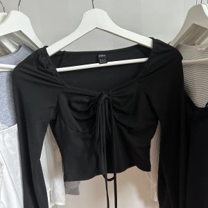 Knyt topp - Svart topp med knytning framtill som ej kommer till användning💕
