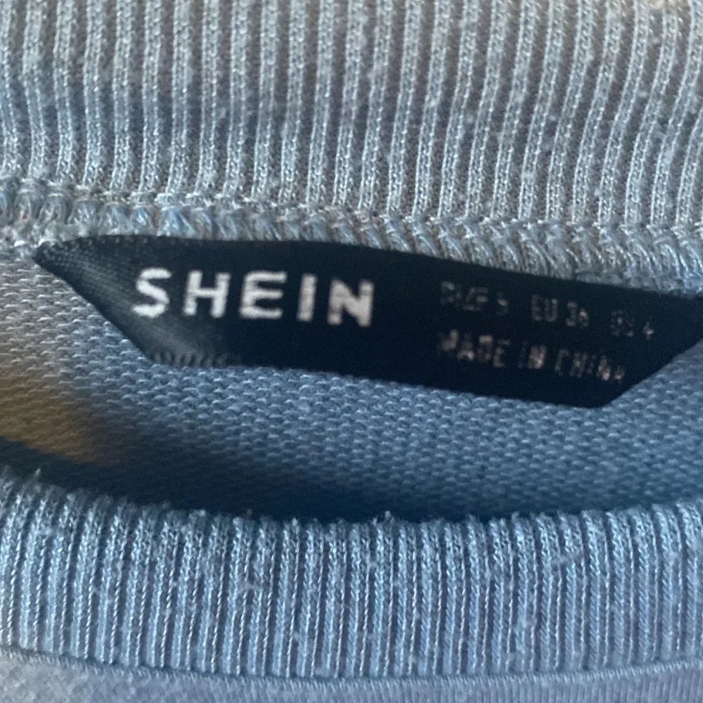 En hoodie från Shein som användes för länge senar den är i fint skick om ny pris 168 men säljer för 30. Hoodies.
