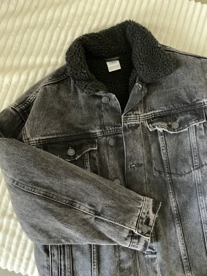 Fodrad jeans jacka  - Super fin jeans jacka från Zara, passar de med Storlek Xs & S. Den är fodrad och mjuk i, nyskick köpt för över 500kr 