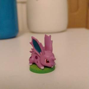 Söt Nidoran♂ pokémon samlar figur för pokémon samlare. Fina detaljer och fint skick. Kontakta mig vid frågor eller intresse 🙂 OBS frakten blir billigare via swish än via köp direkt i appen men annars funkar även frifrakt! 👍