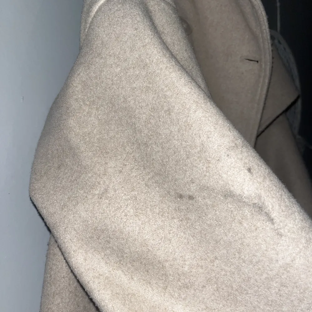 Beige kappa ifrån NAKD. Storlek 40 kan användas oversize. Använd och har några avvikelser , knopprig och missfärgad ( se bild ) . Jackor.