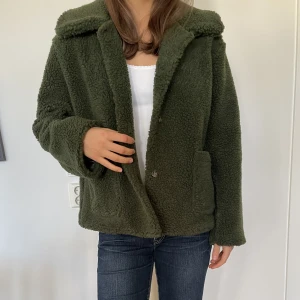 Grön Teddy Jacka - Så fin Teddy jacka från Design by Si. Helt oanvänd med lappen kvar. Storlek S men sitter lite oversized. Skriv för fler bilder🍁🍂