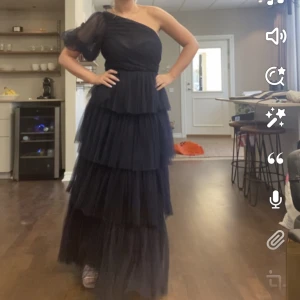 Balklänning från Bymalina - Säljer nu min fina balklänning från ByMalina. Inköpt för 5000 kronor och sedan specialsydd för 1000 kronor utöver det. Klänningen är i storleken M men sitter som en S/M💙💙 En så fin och unik klänning. 