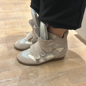 Isabel marant skor - Beiga isabel marant skor. Storlek 38 men passar mig som har 39. 