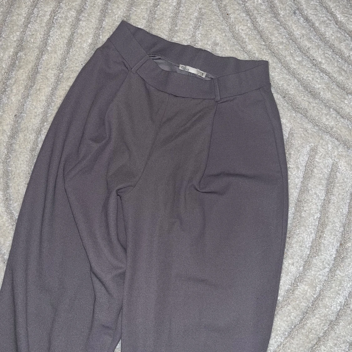 Grå kostymbyxor  - 90