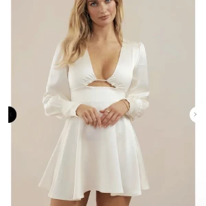 Vit klänning  - Så vacker vit klänning, perfekt till stuntenten eller annat uppklätt tillfälle. Helt ny och oanvänd då den aldrig kom till användning. Köpt för 999kr