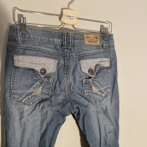 Jeans - Jättefina unika retro jeans💕modellen är straight, low waist skulle jag säga