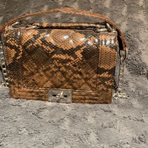 väska  - väska aldrig använd inte så stor men får plats med lite grejer, hör av er vid intresse! ❤️