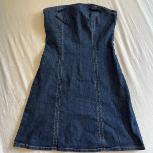 En bandeau klänning i dm från H&M. Skitsnygg men är för liten på mig. Klänningen har lite stretch:)