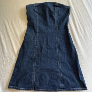 Jeansklänning / denim dress - En bandeau klänning i dm från H&M. Skitsnygg men är för liten på mig. Klänningen har lite stretch:)