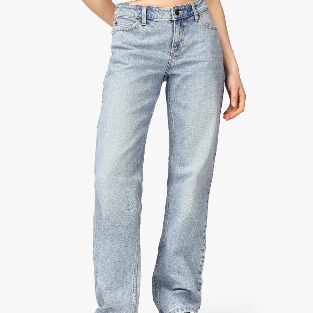 lågmidjade jeans från Lee. strl w27 l31, passar mig som är 163cm. nypris är 1 199kr och de har endast använts några gånger. . Jeans & Byxor.