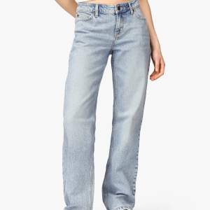 lågmidjade jeans från Lee. strl w27 l31, passar mig som är 163cm. nypris är 1 199kr och de har endast använts några gånger. 