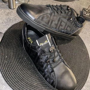 Fendi finskor (helt oanvända) - Har ett par fendi skor helt nya alltså oanvända. Storlek EU 41 men passar även EU 42 bra.