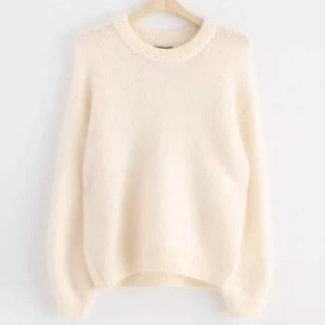 Vit stickad tröja  - Säljer en stickad tröja i mohairblandning i färgen off white💖 nypris 800