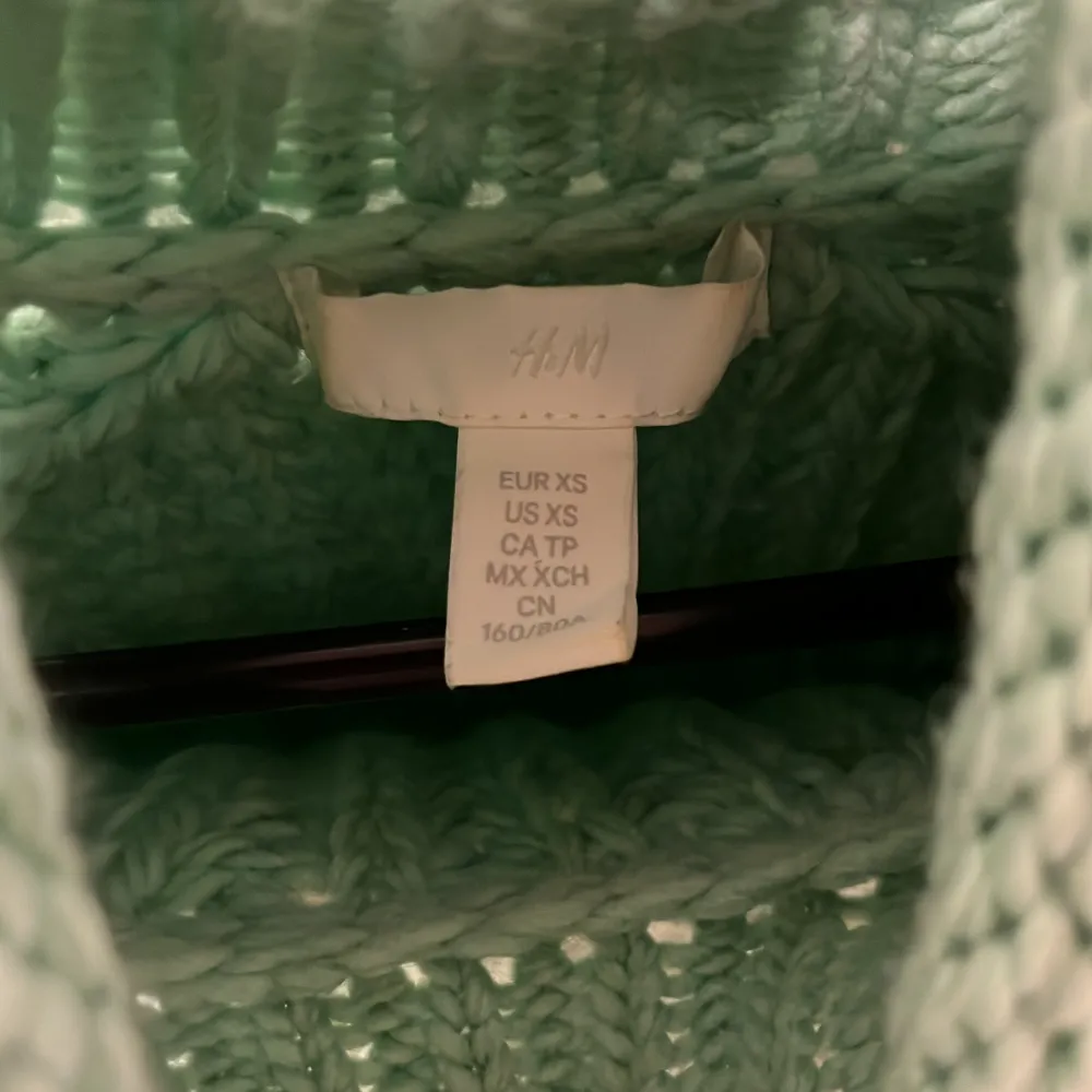 Grön stickad tröja i storlek xs. Använd fåtal gånger utan defekter. Fint skick.. Stickat.