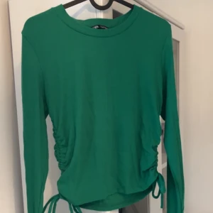 Tröja - Grön söt tröja från zara. Snören vid midjan som man kan knyta. Köparen står för frakten!💚