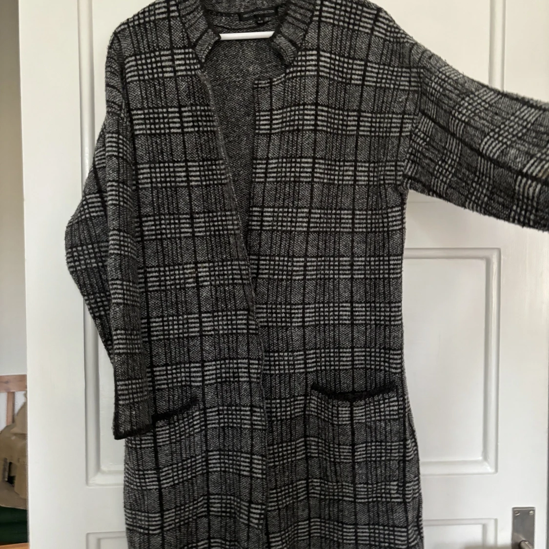 Stickad lång kofta  - 90