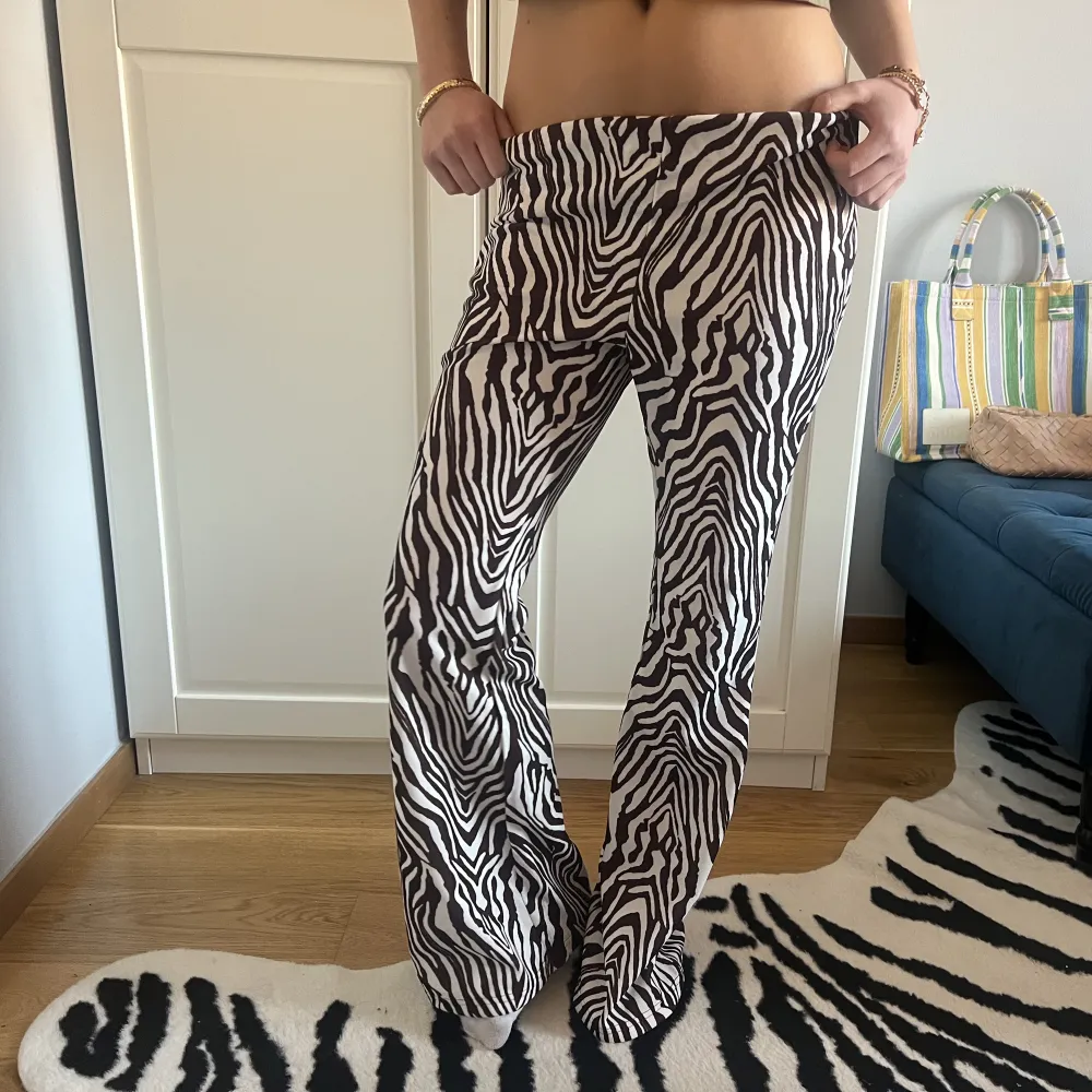 Sjukt snygga zebrabyxor. Nyskick. Perfekt passform!!😍🙏🏽 . Jeans & Byxor.