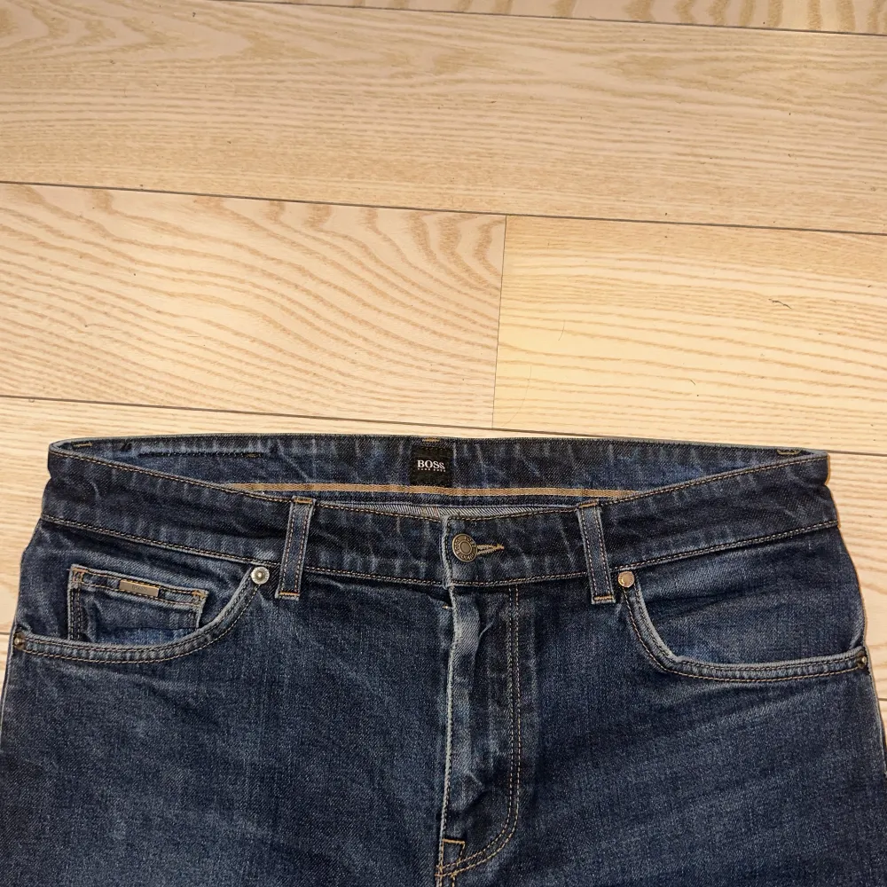 Snygga raka Hugo Boss jeans! Klippta i inner kanten vid fötterna! Vid fler frågor är det bara att höra av sig!. Jeans & Byxor.
