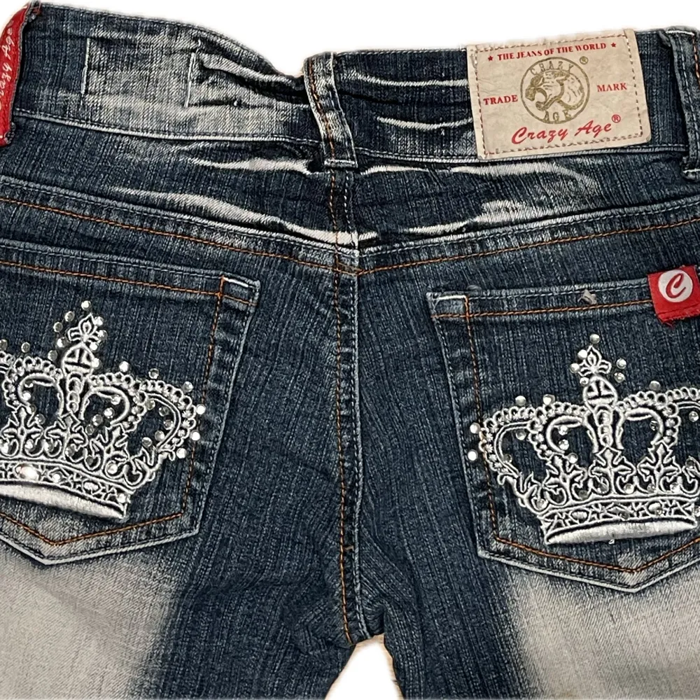 Low waist bootcut jeans med unik design, stl 32. DMa för mer info eller fler bilder!. Jeans & Byxor.