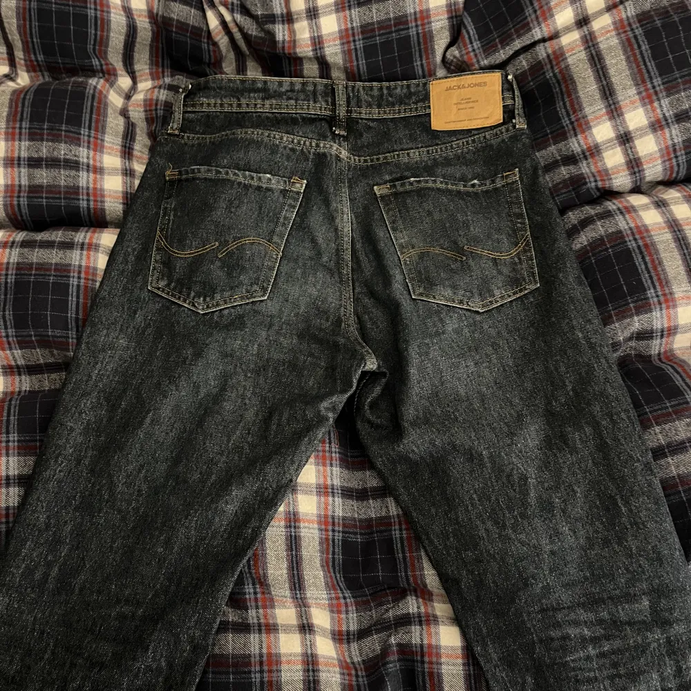 Säljer dessa Jack & Jones jeans Loose Chris, säljer pga att jag inte tycker de är min stil, Jeansen är i riktigt bra skick trots att jag använt de några gånger Pris kan diskuteras vid en väldigt snabb affär Skick 9/10. Jeans & Byxor.