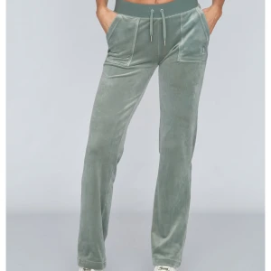 juicy couture pants  - Jag säljer mina jättesnygga juicy byxor då dom inte kommer till användning längre. Dom är i bra skick❣️ Köpte för 1200 säljer för 700!!