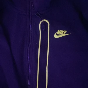 Nike tech fleecetröja  - Snygg Nike tech. Har använt ett par gånger. Säljer för att den är för stor på mig 