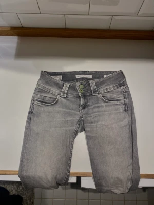 Pepe Jeans - Lågmidjade, grå pepe jeans som knappt är använda😻W10, passar mig som är 165 och brukar ha XS/S😊