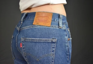 Levi’s 501 - Beskrivning: Modellen är 501 från levis och är mid waist. Jeansen är true to size. 