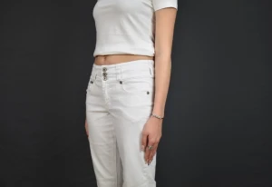 Lågmidjade jeans  - Beskrivning: Modellen är low waist straight. Dessa par tycker jag är större i storlek än vad det står på jeansen, dessa skulle jag säga passar den sån har storlek 38 men passar självklart dig som har 36 och inte vill att dem sitter åt.