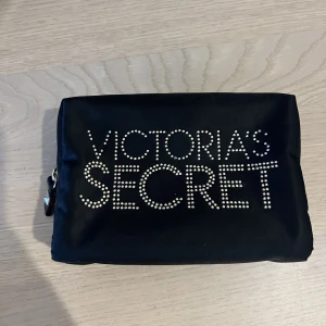 Necessär - Necessär från Victoria secret, rymlig och bra! Nypris: 200kr 