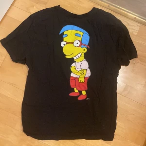 Simpsons tshirt - ( bild ett=baksida, 2&3=framsida ) chill simpsons tshirt från h&m, storlek M men sitter ganska stort så asskön att sova i