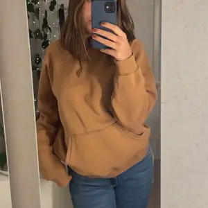 En oversize orange/brun Hoodie i storlek M 🤎🧡 Kommer tyvärr inte till användning längre