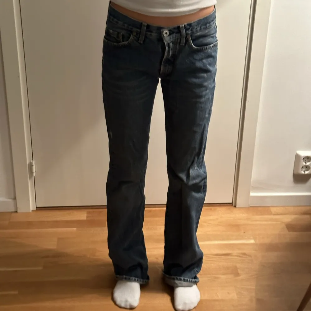 Coola jeans från Replay! Köpte second hand och har använt de mycket men de är fortfarande i bra skick. Lite slitningar nere vid fötterna men inget som man tänker på! Passar bra på mig som är 167 men skulle kunna passa någon längre också😊. Jeans & Byxor.