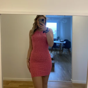 Rosa klänning med lite djupare rygg - Endast testad.  Säljer pga har för mycket klänningar Frakt tillkommer