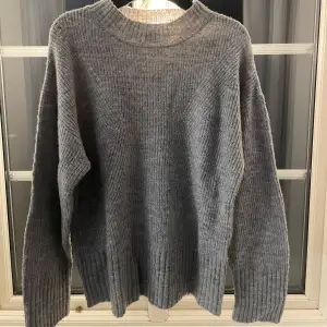 Säljer denna super fina gråa stickade tröjan! Den kommer inte till användning längre, kolla in profilen efter fler plagg!💖🩶