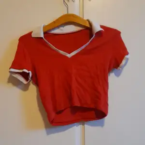 Croppad polo/t-shirt i lite 80-tals stil! Köpt second hand men aldrig använt själv!