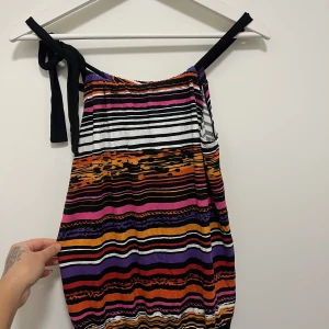 Topp - En jätte gullig färgglad topp i storlek xs/s💕