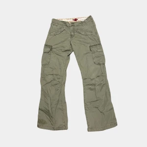 cargobyxor - supersnygga, använt några gånger. Outfiten blir verkligen komplett med dessa unika byxor jag köpt secondhand! 🙌🏼Det står att det är storlek 154 men dem sitter som XS. Midjemåttet är: 36cm