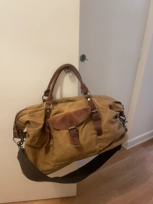 Snygg weekendbag - I väldigt bra skick. Tyg och läderdetaljer 