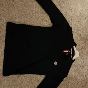 Moncler långärmad piké - Säljer den här feta moncler tröjan har aldrig använt den eftersom att den är lite för stor för mig storleken M/2 i moncler storlek.Priset kan diskuteras. 🤝