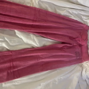 Juicy couture byxor - Lite fläckar längst ner vid benen men annars i fint skick! 