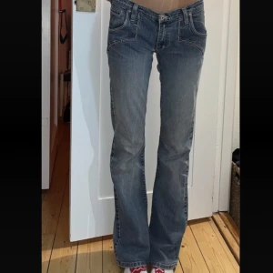 Dolce gabbana jeans - Så snygga lågmidjade jeans med blommor på rumpan!🌸