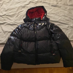 Moncler jacka - Säljer den för att den inte passar mig alltså för stor. Storlek M passar L  Scan fungerar jackan är helt oanvänd 