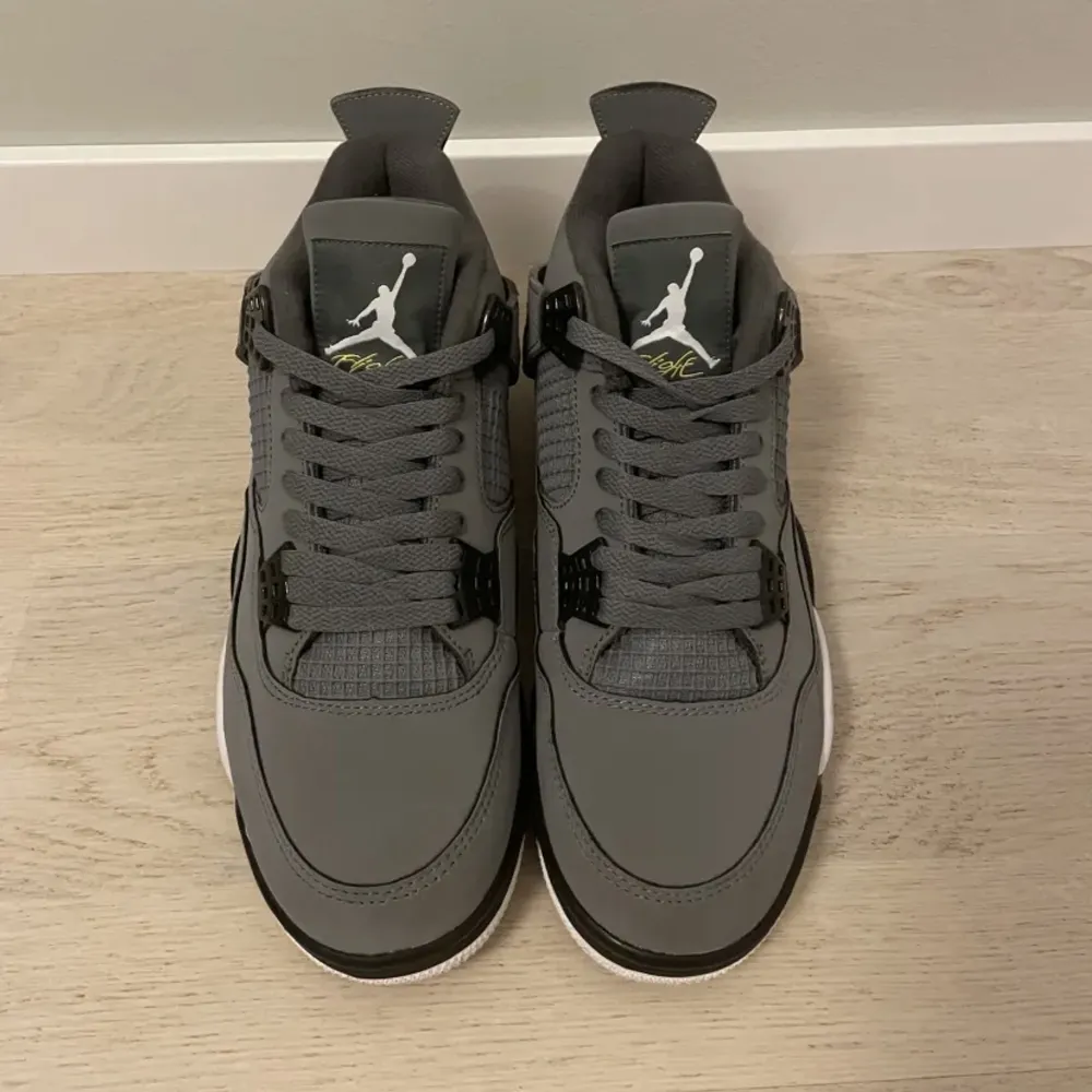 Nike Jordan 4 cool grey  Storlek 41 men passar 42 ochså  Kan mötas upp i Stockholm eller shicka  Priset kan diskuteras. Skor.
