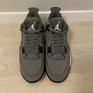 Nike Jordan 4 cool grey - Nike Jordan 4 cool grey  Storlek 41 men passar 42 ochså  Kan mötas upp i Stockholm eller shicka  Priset kan diskuteras