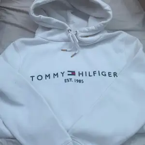 Hilfiger hoodie som har en ytterst liten fläck. Knappt använd och säljs för att den inte används. Nypris ca 900kr. Fick den i present. Kan passa S oxå.